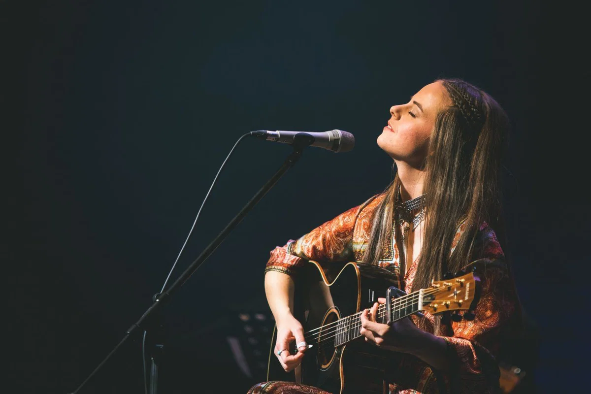 Ditka leti višje z novo skladbo »Fly Higher«