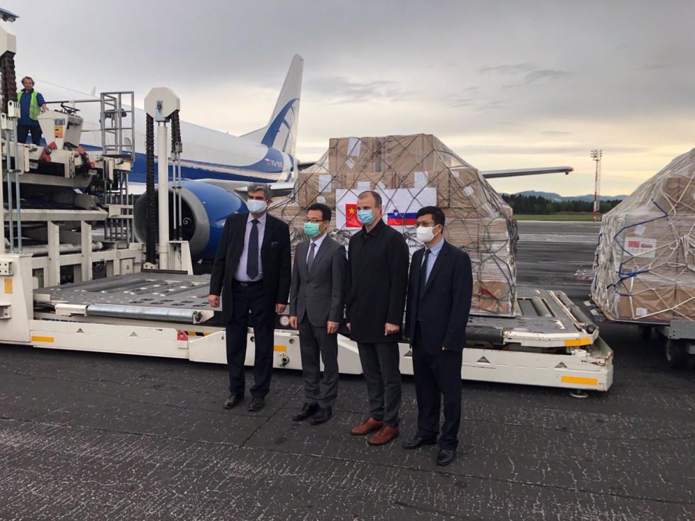 Kitajska Sloveniji poslala 12 ton zaščitne opreme