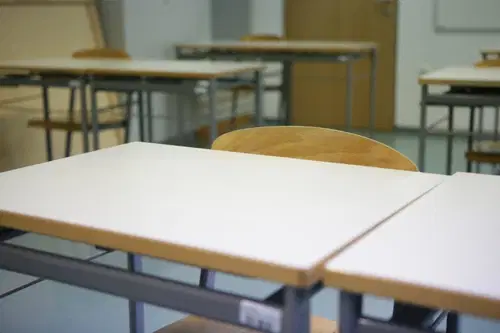 Na eni od ljubljanskih osnovnih šol s stropa odpadel del ometa, poškodovanih pet otrok