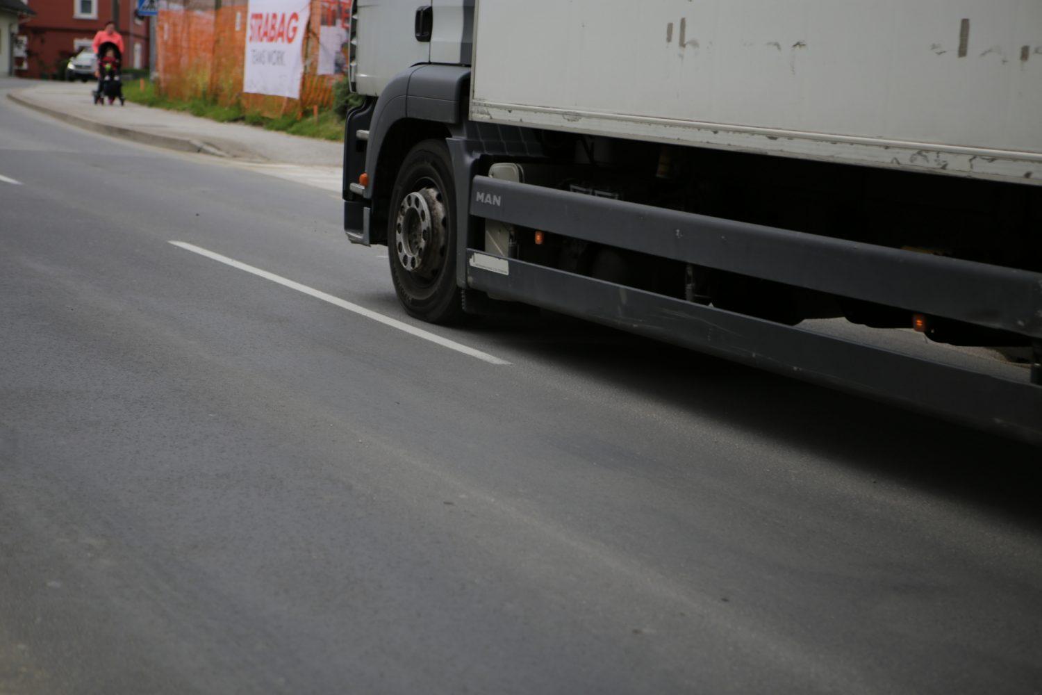 Voznik tovornega vozila med vzvratno vožnjo trčil v peško