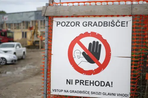 V Črni na delavca padla večja skala, na Ravnah na delu tatovi