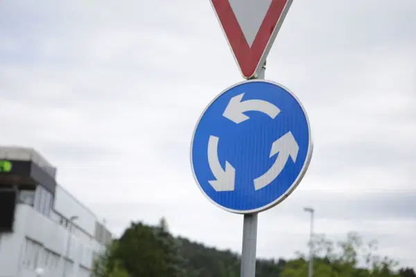 Na glavnem krožišču pri Hoferju v Slovenj Gradcu je zaradi okvare tovornjaka trenutno oviran promet.