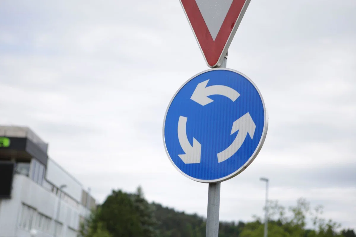 Na glavnem krožišču pri Hoferju v Slovenj Gradcu je zaradi okvare tovornjaka trenutno oviran promet.