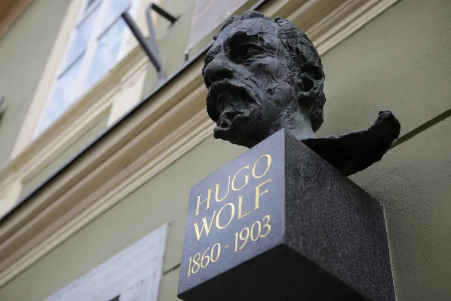 Wolfovo leto kljub epidemiji prineslo vrsto dogodkov, kmalu tudi izdaji del