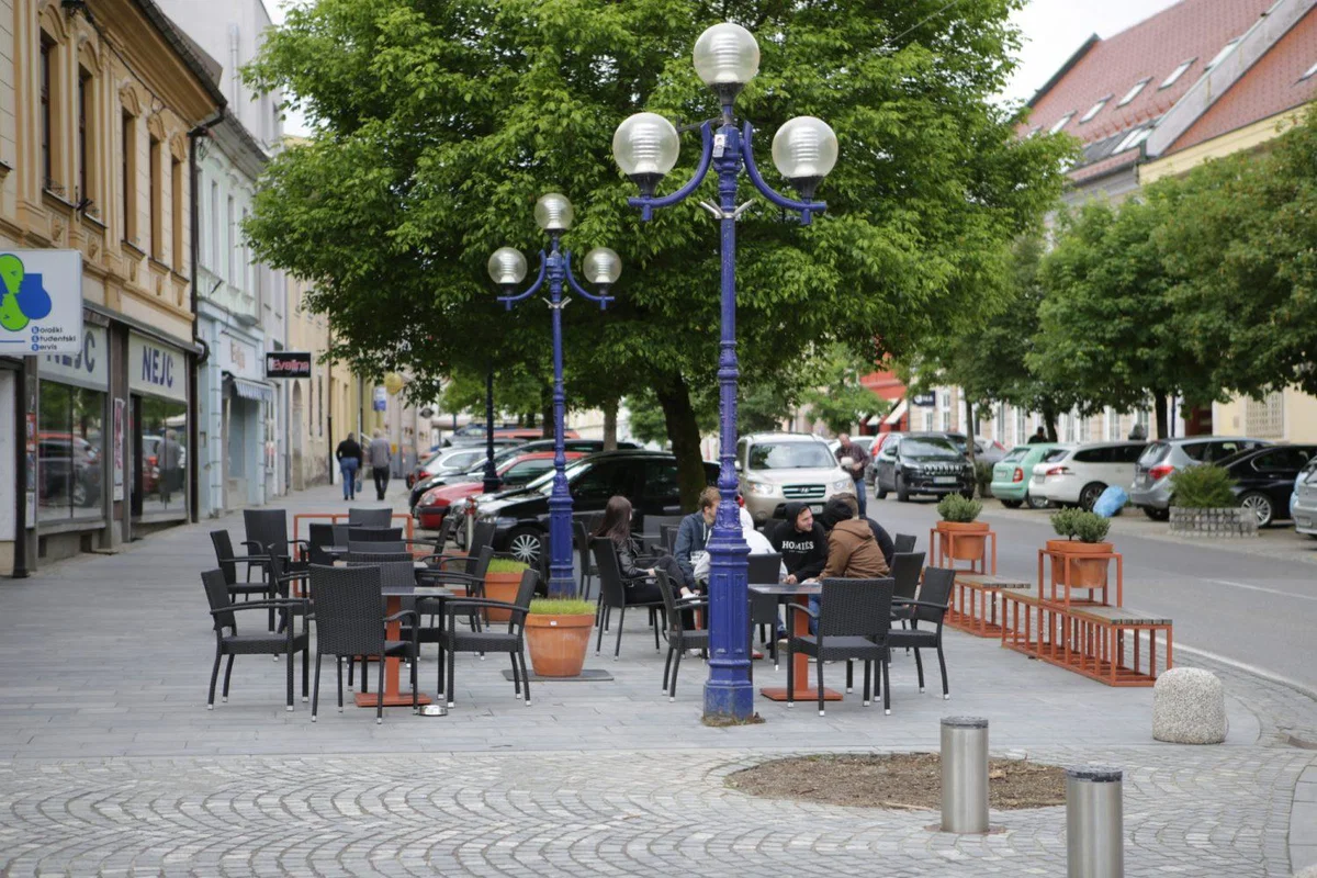 Minister Počivalšek napovedal, kdaj bi lahko začeli odpirati terase gostinskih lokalov