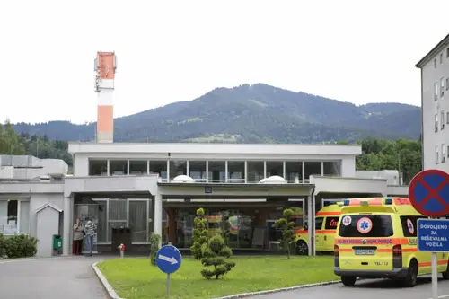 V Slovenj Gradcu padel kolesar, v Vuzenici se je z delovnim strojem poškodoval občan