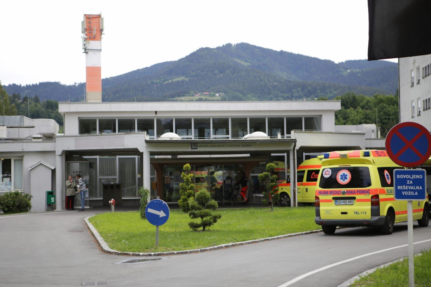 S ceste v jarek in na streho. Ena oseba poškodovana