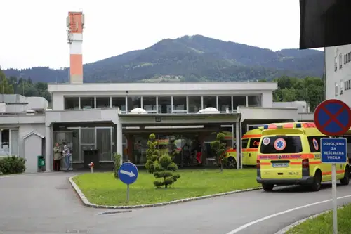 S ceste v jarek in na streho. Ena oseba poškodovana