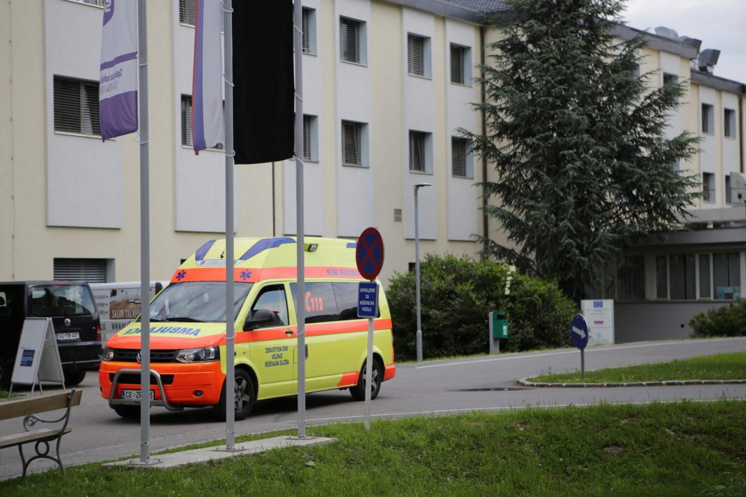 Hudo poškodovano motokrosistko prepeljali v slovenjgraško bolnišnico