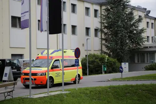 Hudo poškodovano motokrosistko prepeljali v slovenjgraško bolnišnico