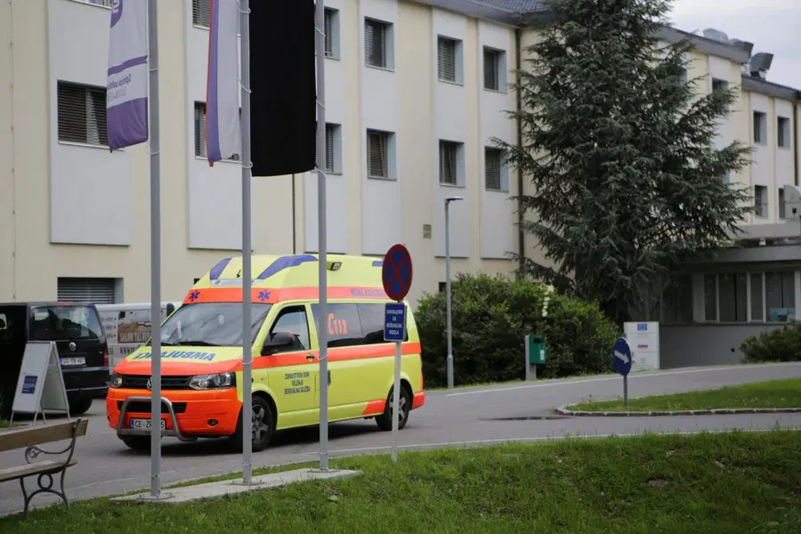 Radlje: Pri delu z motorno žago si je poškodoval roko