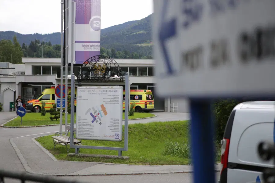 V slovenjgraški bolnici še pet novih okužb, krčenje nenujnih storitev