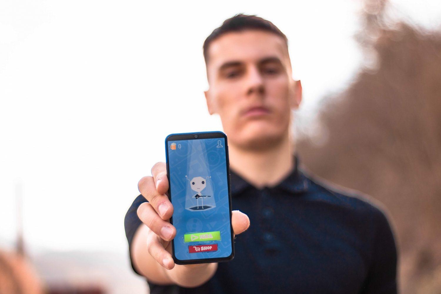 Ravenski dijak v času karantene ustvaril zabavno aplikacijo "Muzikant" (FOTO)