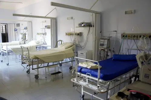 V minulem tednu odkrite tri dodatne okužbe, v bolnišnicah le še 16 bolnikov s covidom-19