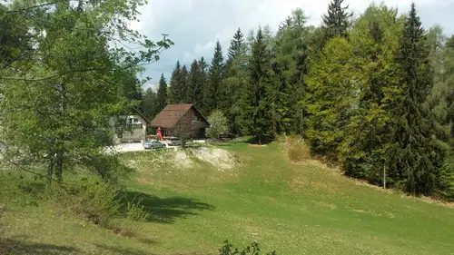 Občinska cesta na Ravnah znova prevozna za osebna vozila