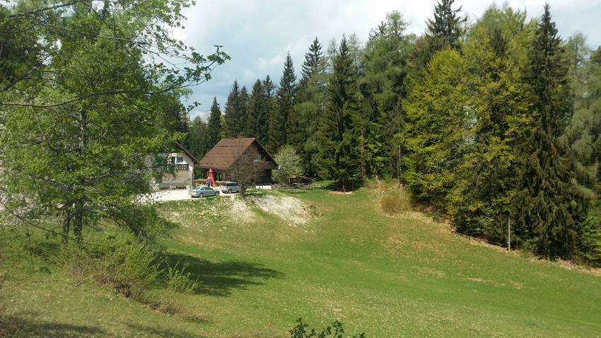 Občinska cesta na Ravnah znova prevozna za osebna vozila