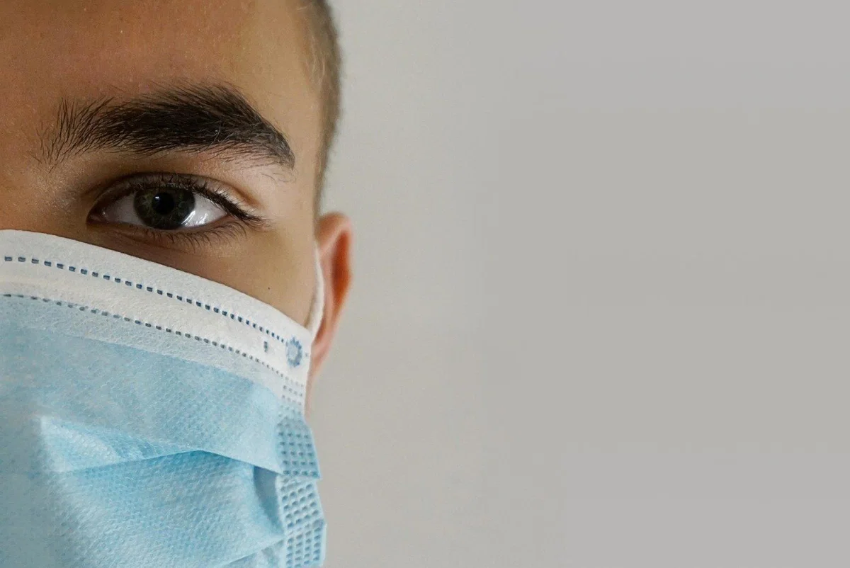 Nošenje mask ostaja obvezno v določenih primerih