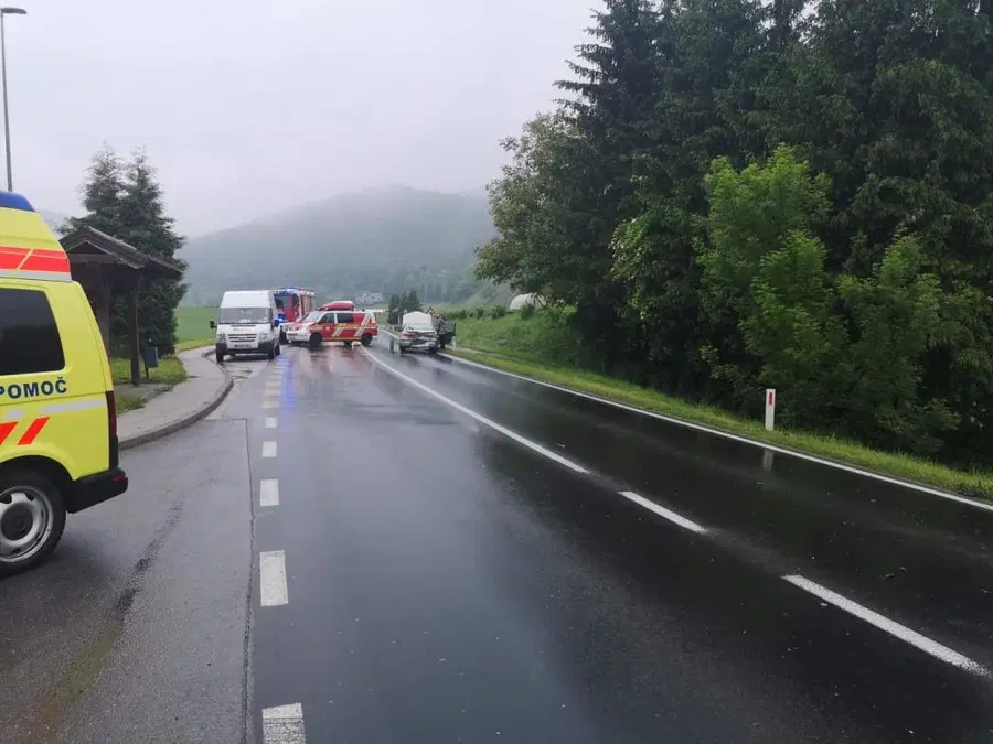 Nalet dveh osebnih vozil, ena oseba poškodovana