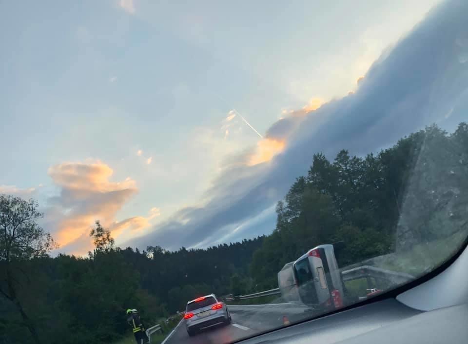 V Mislinji se je osebno vozilo prevrnilo na bok