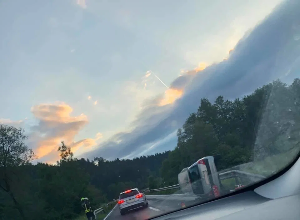 V Mislinji se je osebno vozilo prevrnilo na bok