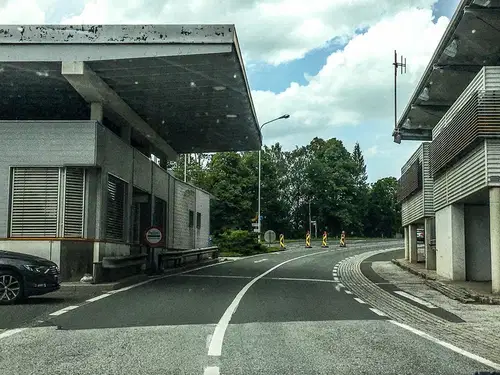 Slovenec hotel v Avstrijo s ponarejenim testom na novi koronavirus