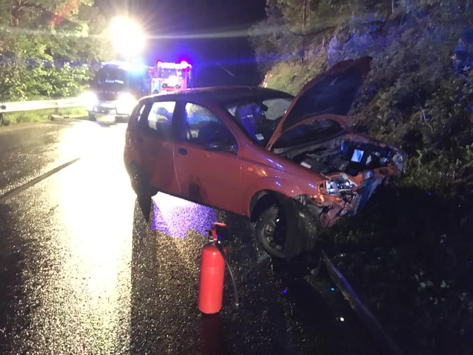 Z vozilom v odbojno ograjo, dve osebi poškodovani