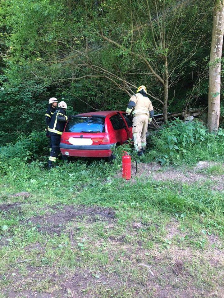 Zapeljal z vozišča, poškodovano osebo so prepeljali v slovenjgraško bolnico