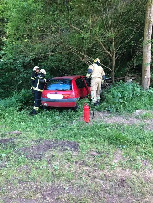 Zapeljal z vozišča, poškodovano osebo so prepeljali v slovenjgraško bolnico
