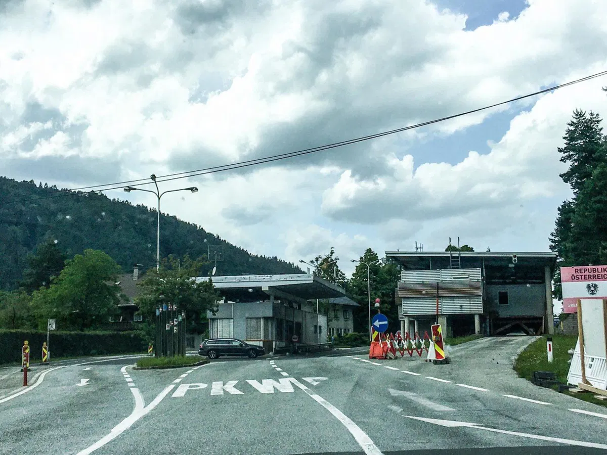 V Avstriji bodo trgovine, lokali in šole zaprti teden dlje, kot so načrtovali
