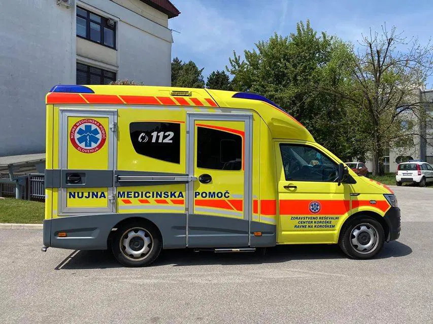 V Radljah padel z rolko in bil prepeljan v UKC Maribor. Na Ravnah vozilo s ceste na bok