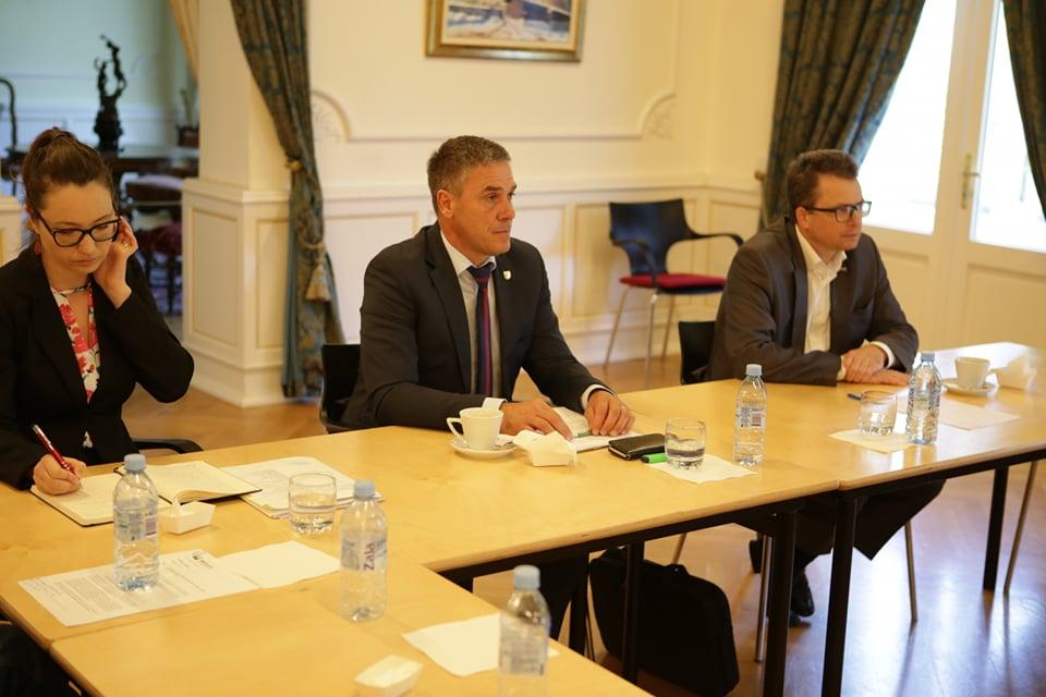 Minister Černač: "Več kot milijon evrov sredstev Stanovanjskemu podjetju Ravne"