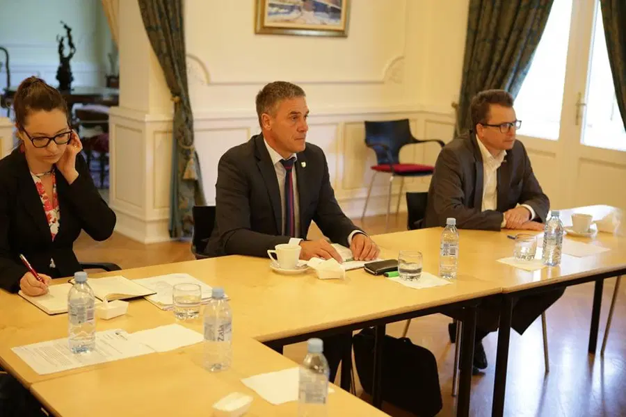 Minister Černač: "Več kot milijon evrov sredstev Stanovanjskemu podjetju Ravne"