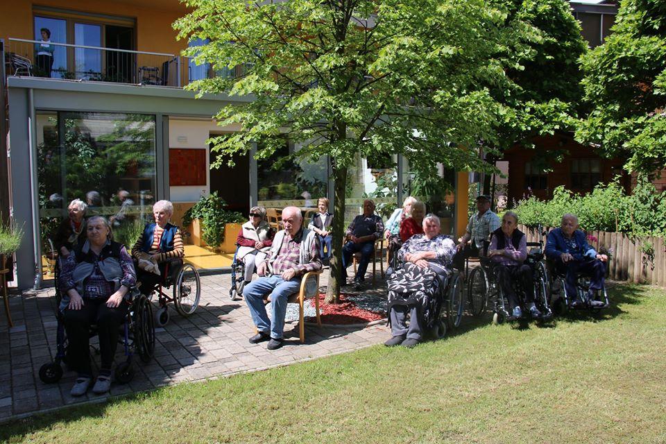 Stanovalcem doma starostnikov zaigrali učenci in učitelji slovenjgraške glasbene šole