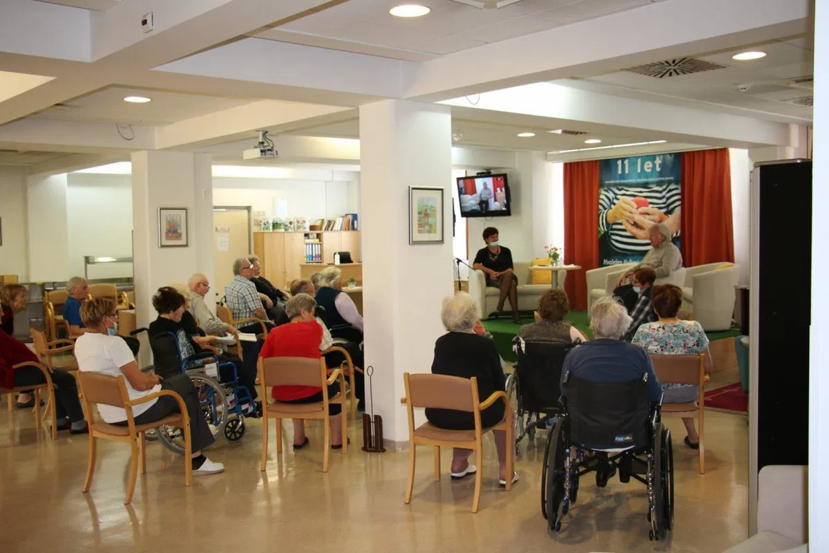 Stanovalce slovenjgraškega doma starostnikov obiskal pisatelj Tone Partljič