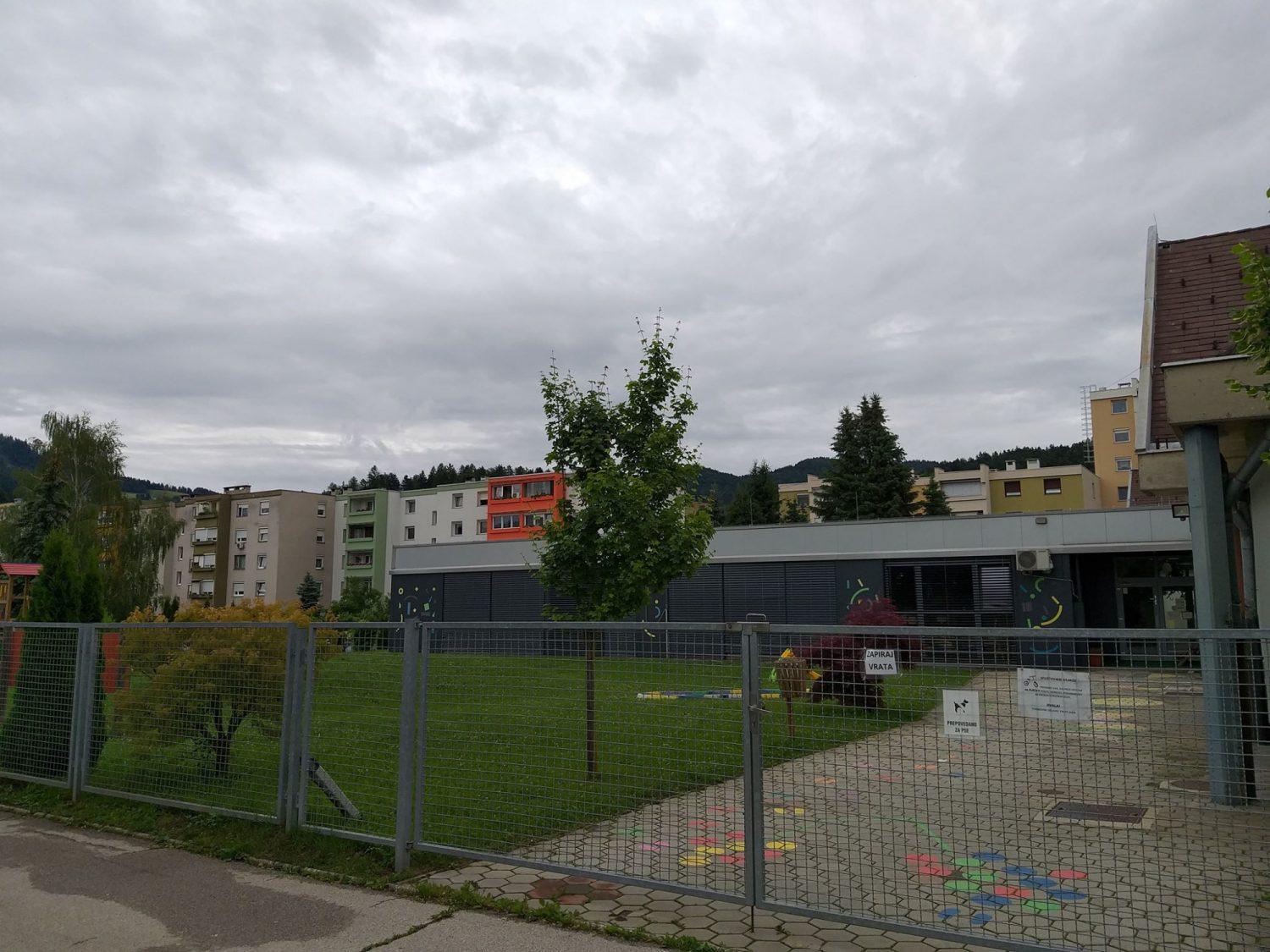 Koliko otrok je vpisanih v koroške vrtce in kakšne so cene programov?