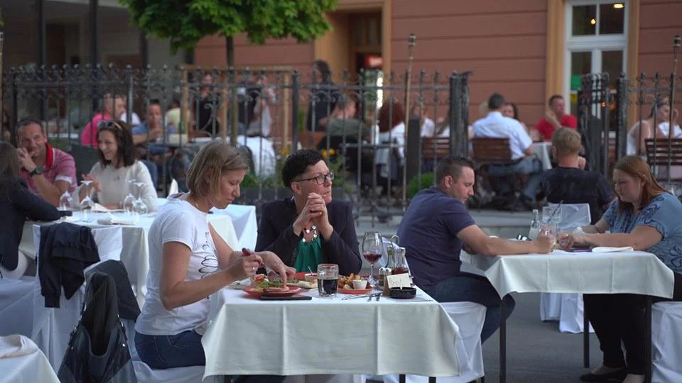 Od ponedeljka naprej na terasah lokalov sedeča postrežba, za eno mizo lahko sedijo največ 4 osebe