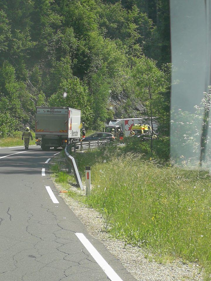 V prometni nesreči v Črni na Koroškem ena oseba izgubila življenje