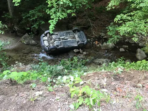 Gasilci reševali onemoglo osebo, zalito klet in avto iz reke