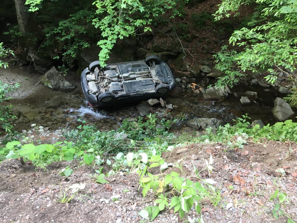 Gasilci reševali onemoglo osebo, zalito klet in avto iz reke