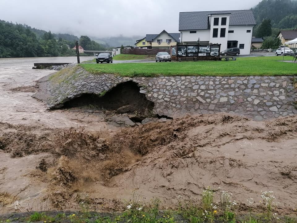 Na Koroškem močno neurje podiralo drevesa in zalivalo kleti