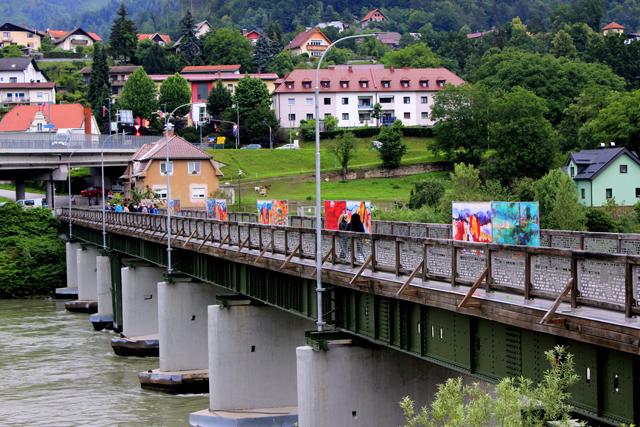 Umetnost na mostu povezala Korošce z obeh strani meje