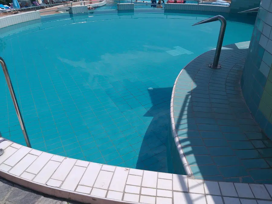 Vstop na kopališče možen brez pogoja PCT, vendar ne povsod