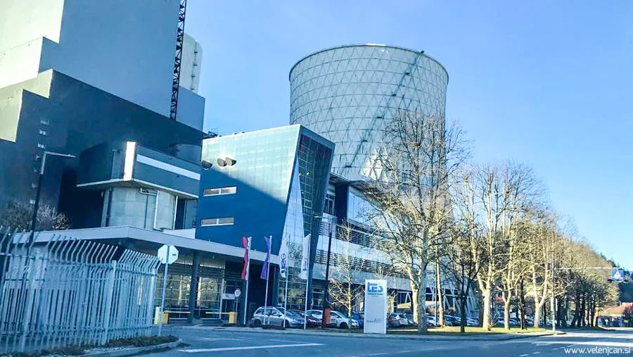 Večer: Zaposleni iz Teševih odsluženih blokov odtujevali baker