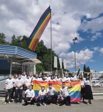 Pred Lekom dvignili mavrično zastavo v znak podpore LGBTI+ skupnosti