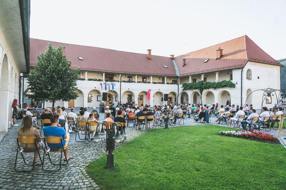 Pred graščino Rotenturn  navdušile odlične melodije Wolfa in Beethovna