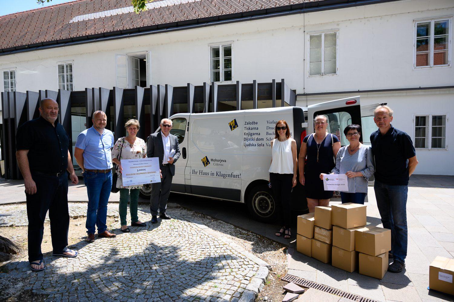 V osrednji knjižnici na Ravnah prevzeli pakete knjig v sklopu akcije Podarimo knjige