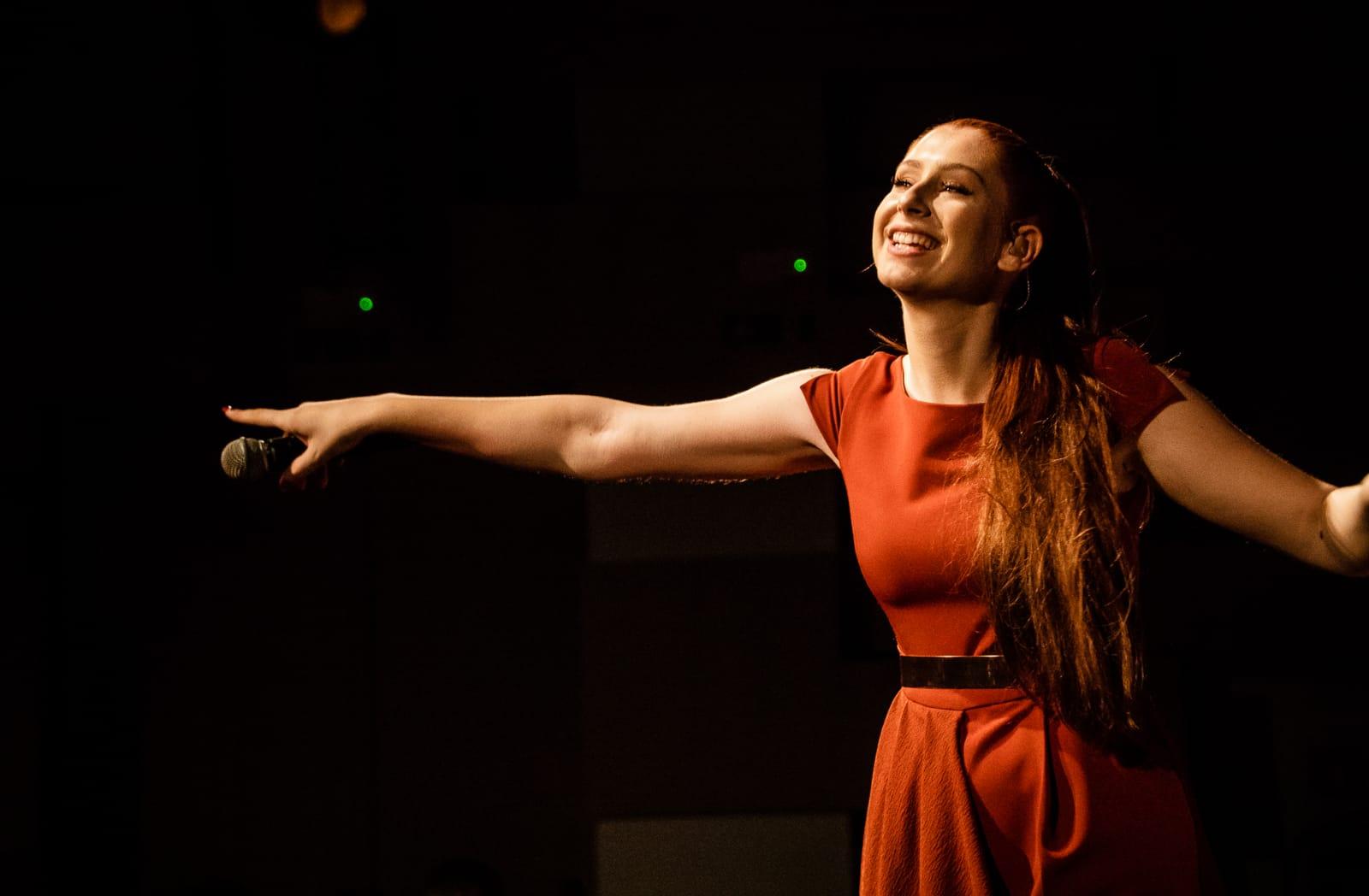 "S kavča na koncerte" pravi Korošica Eva Boto.