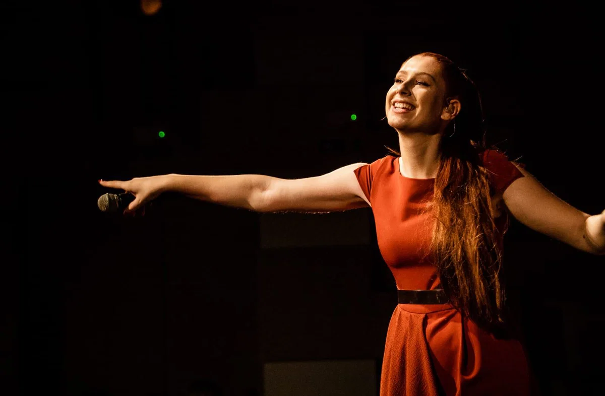 S toplimi mislimi o družinskem vzdušju, glasbi in iskanju lepote v preprostih stvareh Eva Boto deli svoj pogled na praznični čas