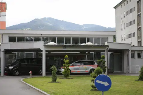 Pameče: Pri delu v hlevu padel z višine in se poškodoval