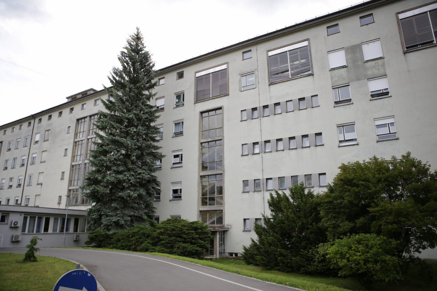 Na Prevaljah trčili osebni vozili. Poškodovano osebo prepeljali v bolnišnico